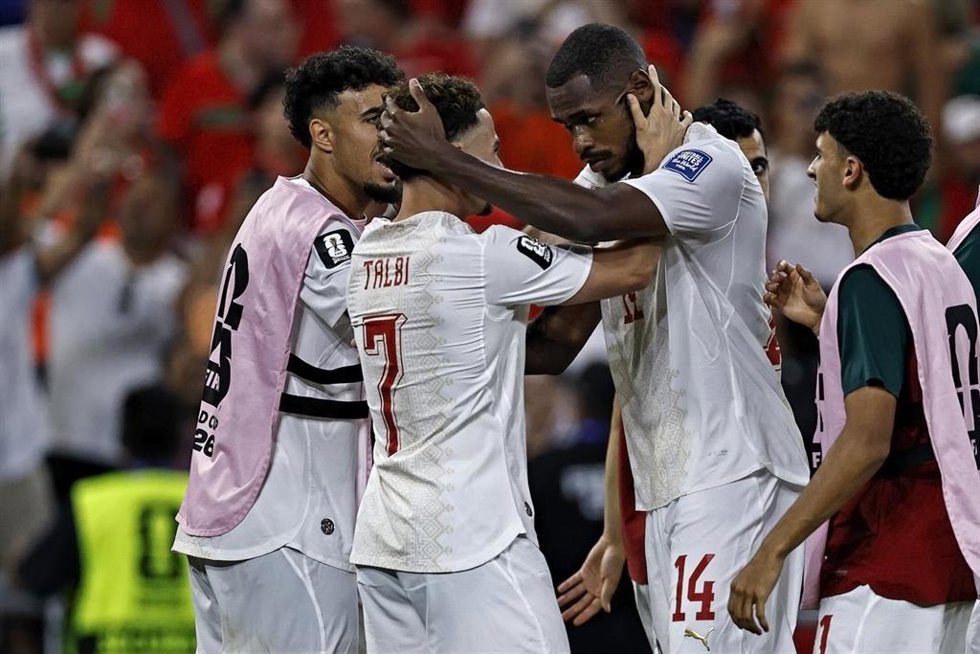 Issa Diop y Chemsdine Talbi celebran el gol de Marruecos ante Países Bajos