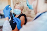 Foto: Ponerse a la vez la vacuna de la COVID‑19 y la de la gripe es seguro