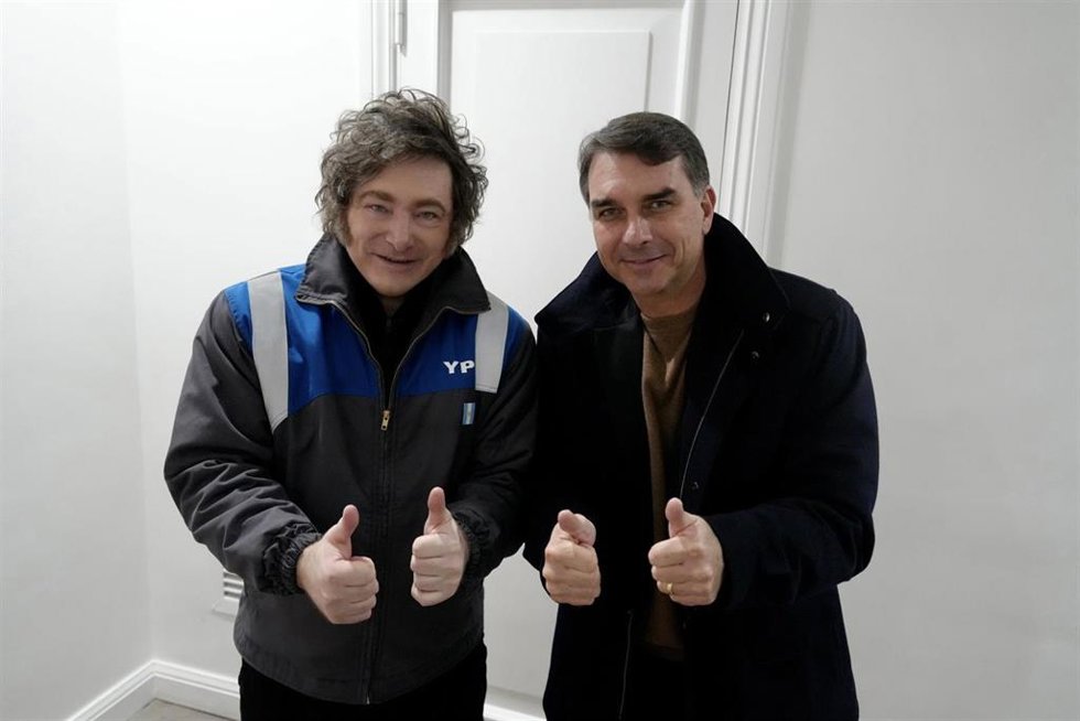 El presidente de Argentina, Javier Milei, junto al senador y candidato a presidente de la República de Brasil, Flávio Bolsonaro, tras su reunión