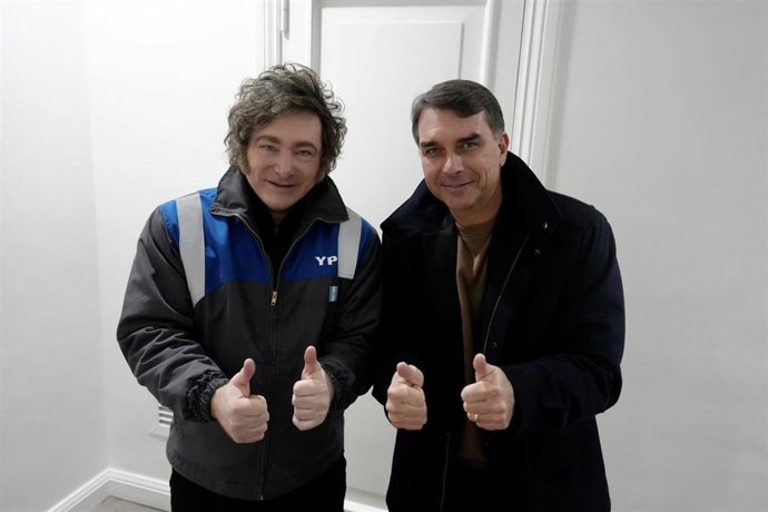 El presidente de Argentina, Javier Milei, junto al senador y candidato a presidente de la República de Brasil, Flávio Bolsonaro, tras su reunión
