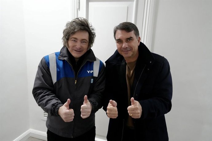 El presidente de Argentina, Javier Milei, junto al senador y candidato a presidente de la República de Brasil, Flávio Bolsonaro, tras su reunión