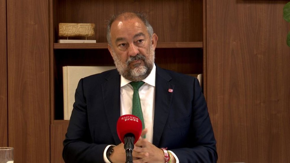 El rector de la Universidad de Castilla-La Mancha (UCLM), Julián Garde
