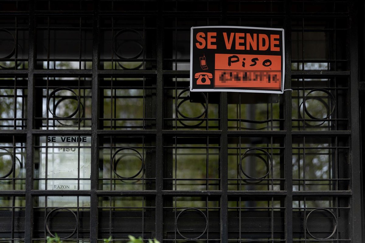 La compraventa de viviendas cayó un 10,2% en abril, mientras que el precio subió un 9,4%, según los notarios