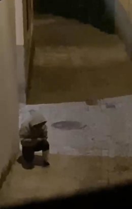 Una persona consume drogas en la calle Plegadero, en el Casco Histórico de Toledo.