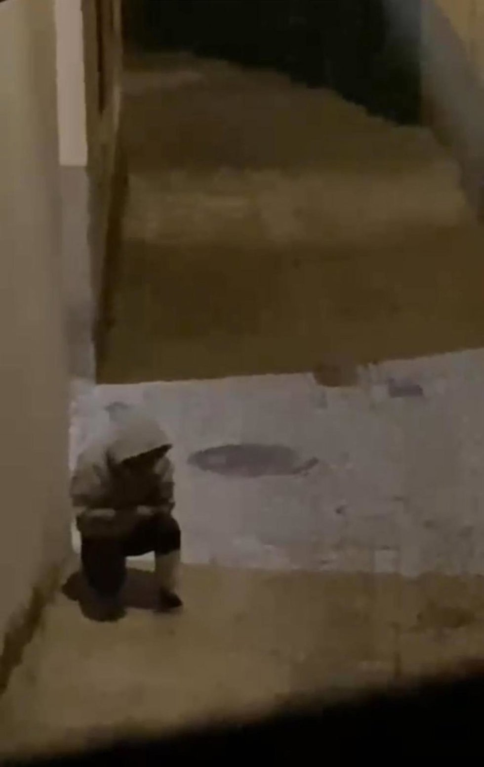 Una persona consume drogas en la calle Plegadero, en el Casco Histórico de Toledo.