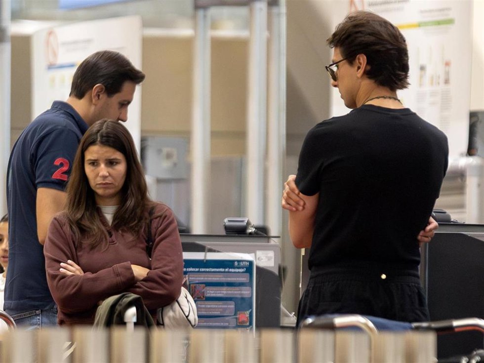 Cayetana Rivera y Andrés Roca Rey en el aeropuerto de Madrid