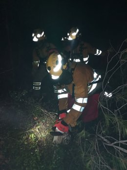 Bomberos trabajan en la extinción de un incendio forestal declarado en Alto de Vinateros, frente a la pedanía de Las Murtas, en el término municipal de Moratalla