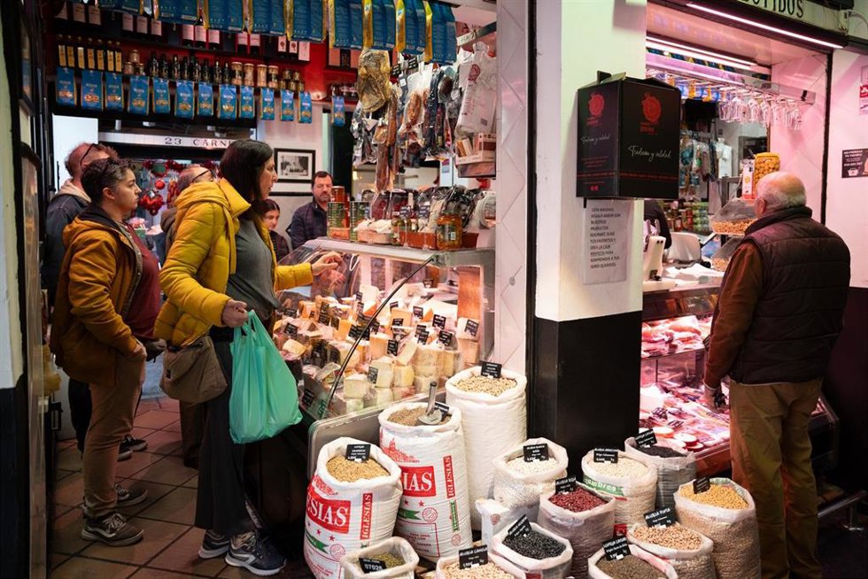 Archivo - Varias personas en un mercado de abastos