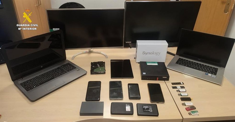 Material intervenido en una operación de la Guardia Civil por la distribución de material de abuso sexual infantil