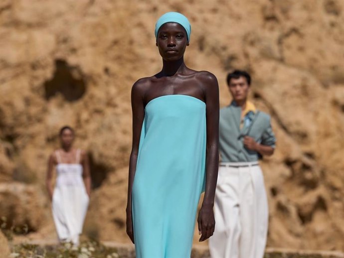 El turquesa domina el verano de Jacquemus y promete ser el color de la temporada