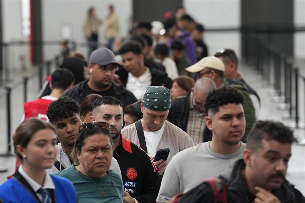 Archivo - Decenas de migrantes hacen cola en el pabellón 2 del recinto de Montjuïc de Fira de Barcelona
