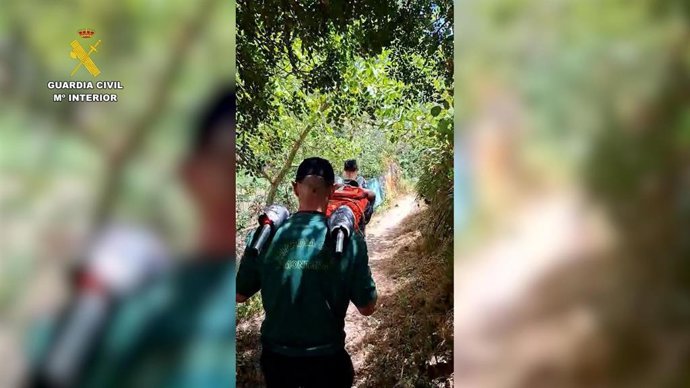 La Guardia Civil de Cádiz evacuando a una mujer herida en el arroyo de Bocaleones, en Zahara de la Sierra (Cádiz)