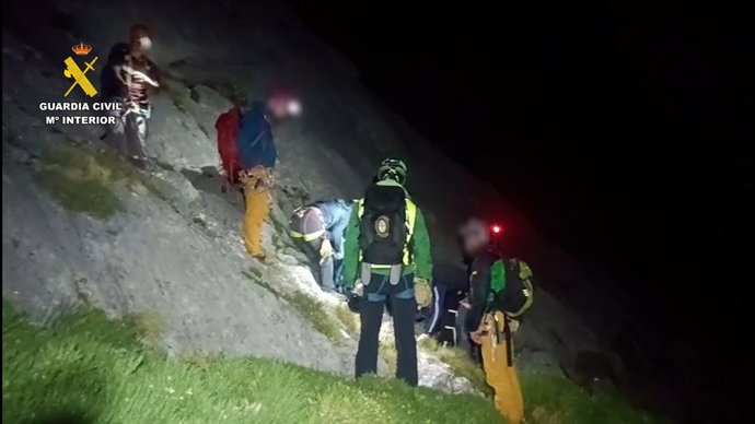 Imagen de un momento del rescate de los cuatro escaladores bloqueados en Peñas del Prado (León)