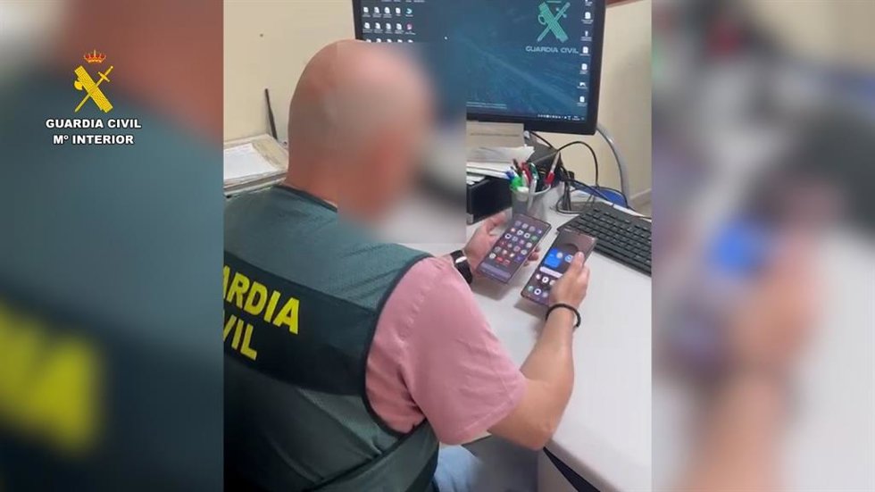 La Guardia Civil de Punta Umbría (Huelva) ha detenido en Carmona (Sevilla) a dos personas como presuntas autoras de los delitos de simulación de delito y estafa al seguro.
