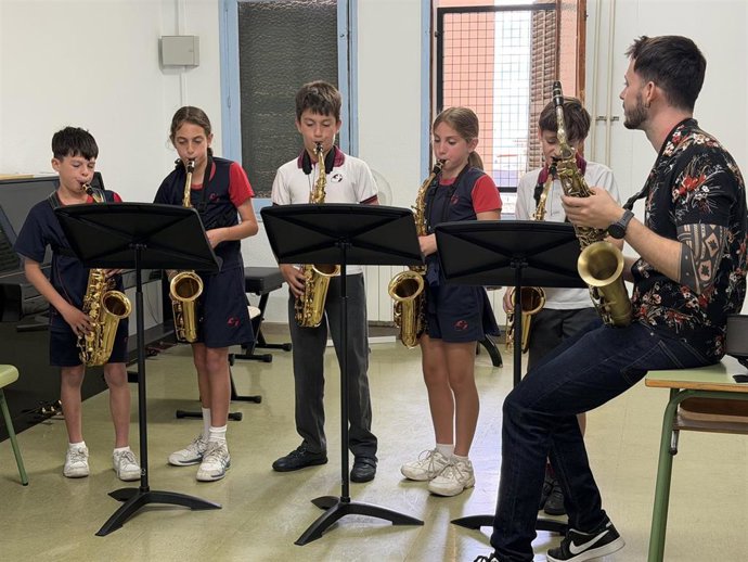 Archivo - Alumnos tocan instrumentos musicales