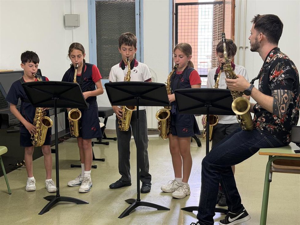 Archivo - Alumnos tocan instrumentos musicales
