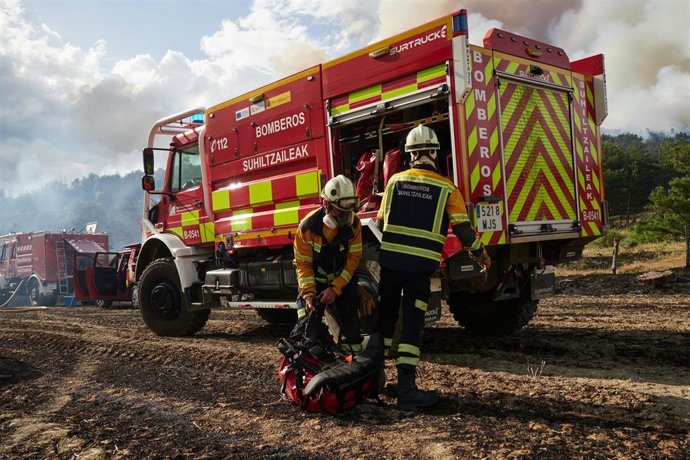 Varias dotaciones de bomberos tratan de extinguir un fuego, a 25 de junio de 2026, en Ezcabarte, Navarra (España).