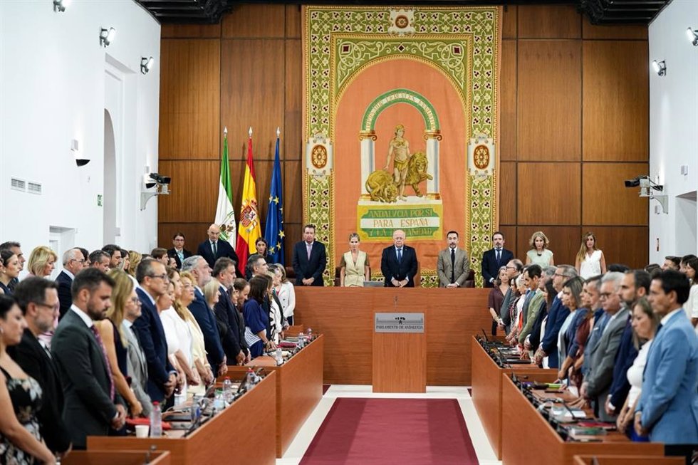 Minuto de silencio en el Parlamento andaluz por el crimen de violencia machista registrado el 27 de junio de 2026 en Mairena del Aljarafe (Sevilla).