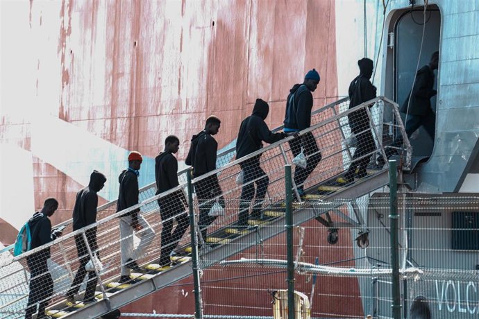Archivo - Decenas de inmigrantes cojen un ferri para ser reubicados en el Puerto Estaca, a 29 de octubre de 2023, en El Hierro, Santa Cruz de Tenerife