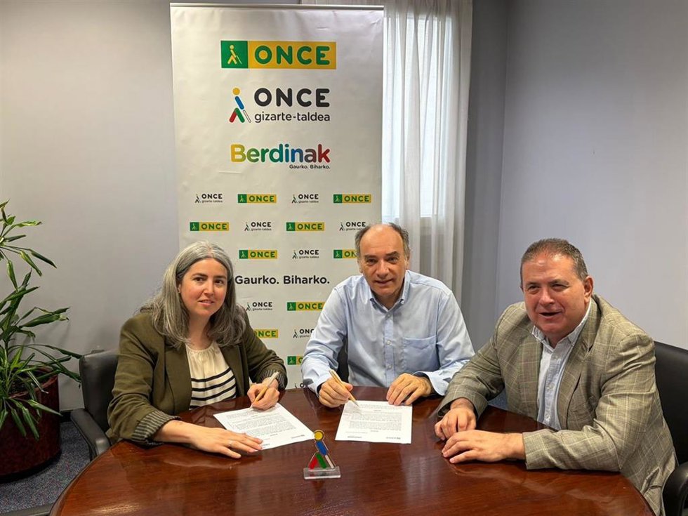 Firma del acuerdo entre ONCE Euskadi y Eroski para favorecer la inclusión social de las personas con discapacidad