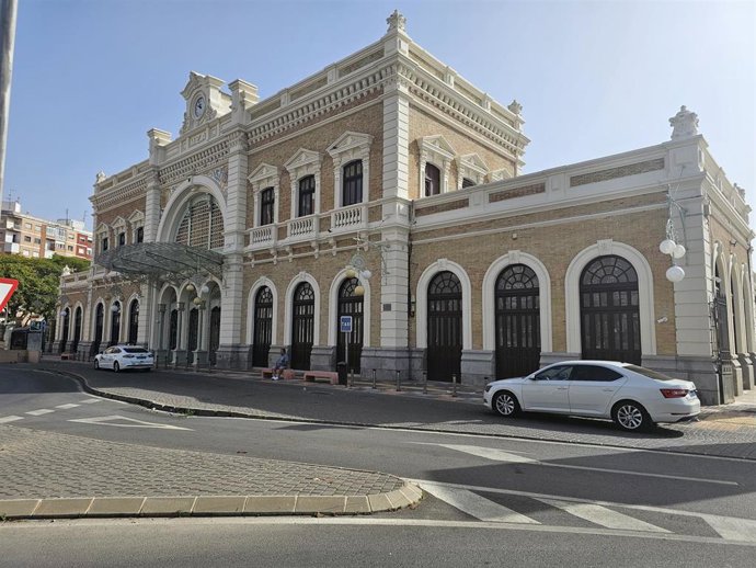 Fachada principal de la estación ferroviaria de Cartagena