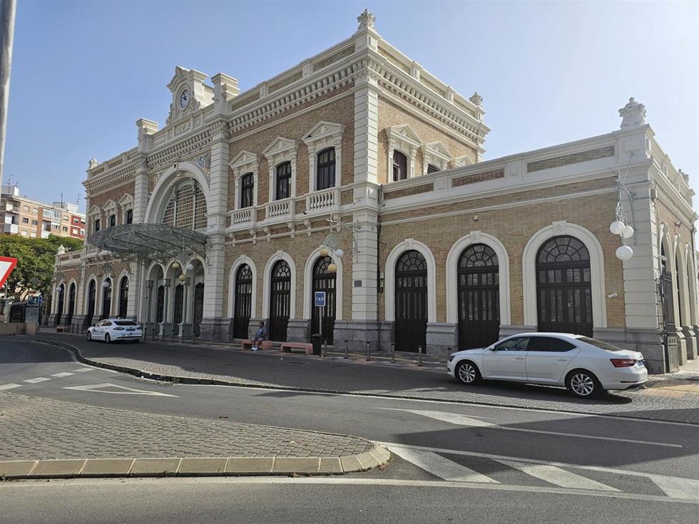 Fachada principal de la estación ferroviaria de Cartagena