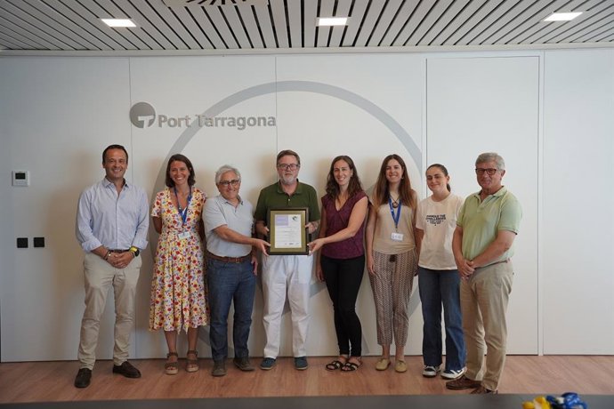 Momento de la entrega de la certificación