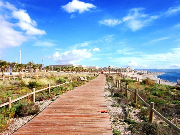 Archivo - Paseo de El Toyo, en Almería.