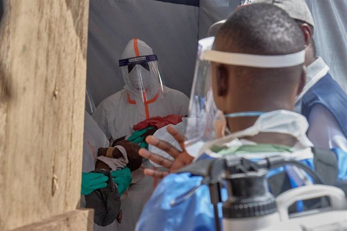 Fotografía de archivo de trabajadores sanitarios en un centro de tratamiento para el ébola en Bunia, Ituri, en medio del brote de ébola en República Democrática del Congo (RDC)