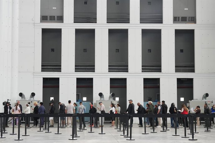 Archivo -  Desenes de migrants fan cua per a regularitzar la seua situació. ARXIU. 