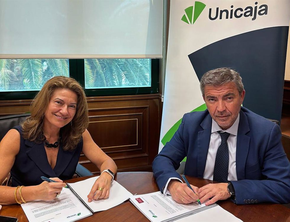 De izquierda a derecha, la presidenta del Colegio Oficial de Gestores Administrativos de Málaga, Virginia Martín, y el director territorial de Unicaja en Málaga, Francisco José Reguera, durante la firma de renovación de un convenio de colaboración