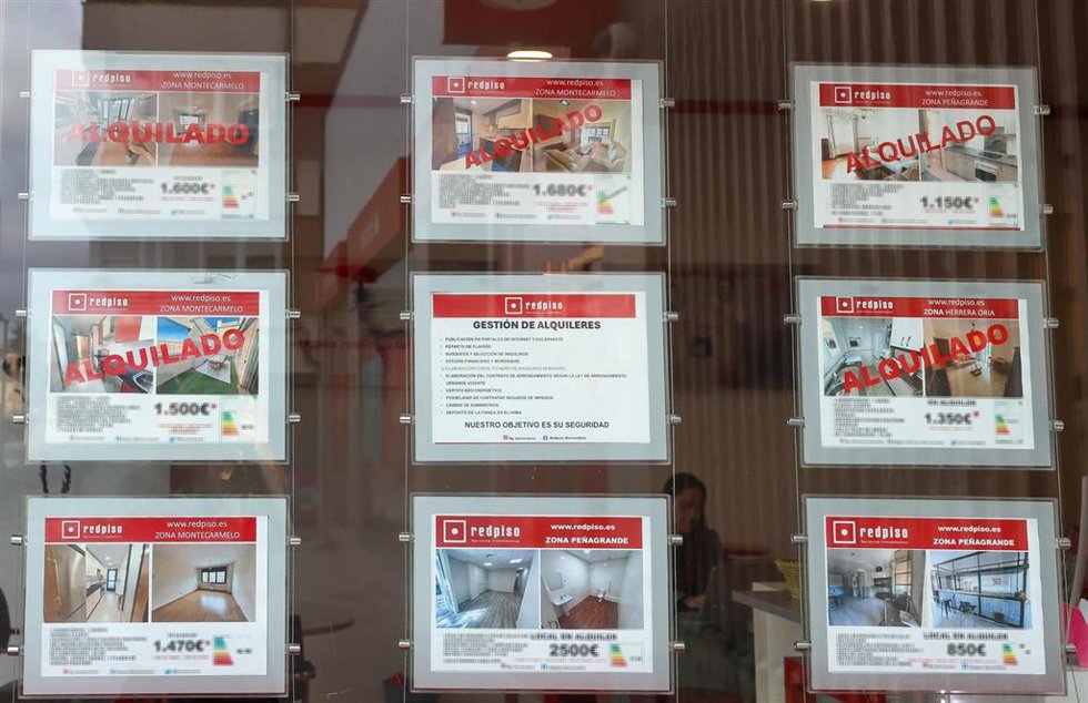 Archivo - Anuncios en una inmobiliaria, a 17 de octubre de 2024, en Madrid (España). El pasado 15 de octubre, el Consejo de Ministros aprobó la nueva convocatoria del Bono Alquiler Joven de 2024, que repartirá 200 millones de euros entre las comunidades a