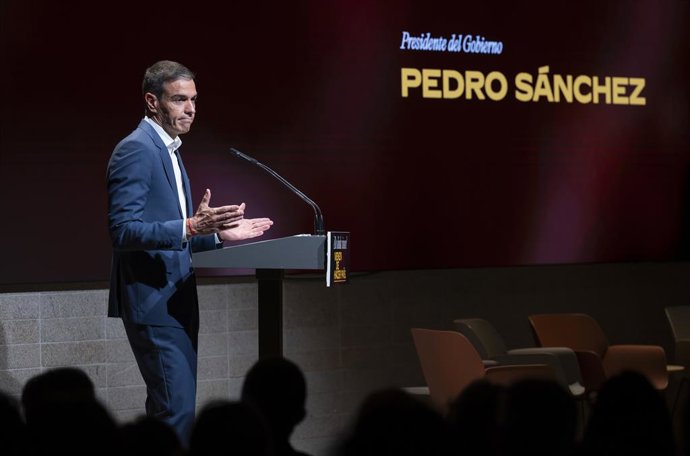 O presidente do Governo, Pedro Sánchez, durante a apresentação do Plano de Integração e Cidadania e da campanha institucional “De onde vêm? Vêm para construir o país”, na Ordem dos Arquitetos de Madri (COAM), em 30 de junho de 2026, e