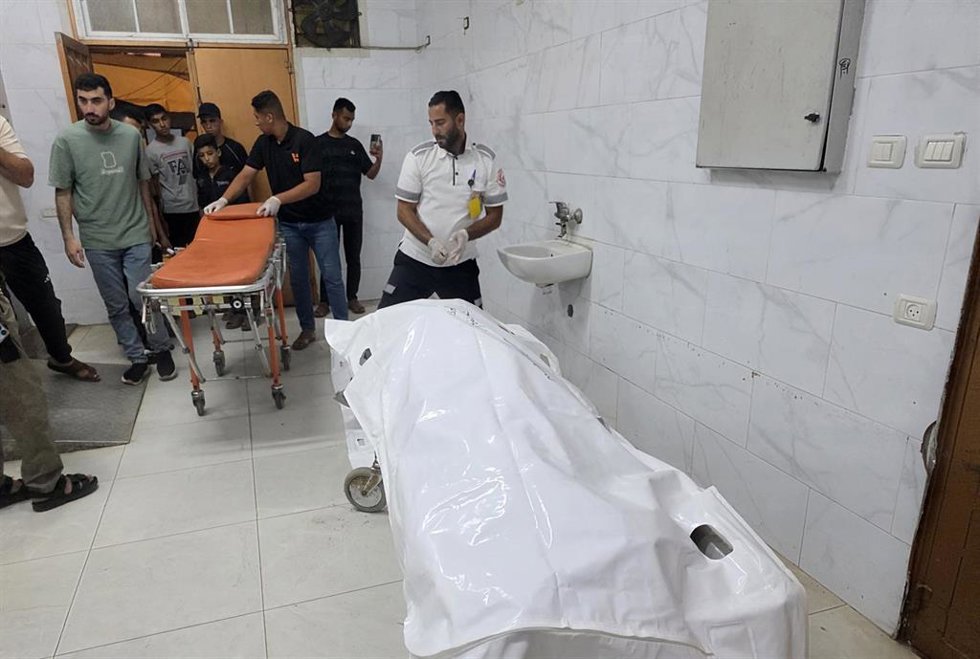Llegada al Hospital Naser de los cadáveres de dos palestinos tras un bombardeo de Israel cerca de la playa de Jan Yunis, en el sur de la Franja de Gaza (archivo)