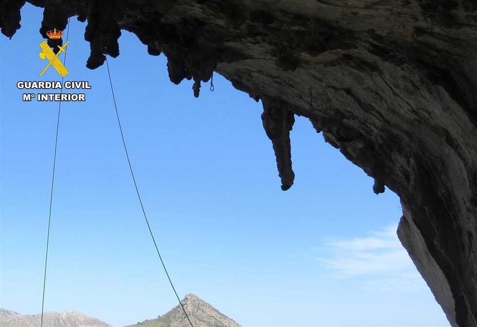 Abrigo sobre el que se ha abierto la vía de escalada