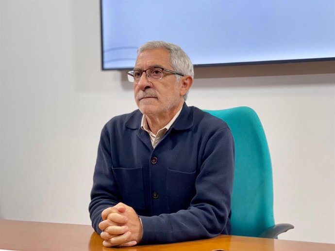 Archivo - El portavoz de IU-Convocatoria por Oviedo, Gaspar Llamazares, durante una rueda de prensa.