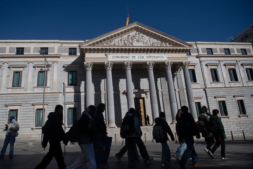 Archivo - Bandera a media asta en el Congreso de los Diputados en honor a las víctimas del accidente ferroviario en Adamuz, a 19 de enero de 2026, en Madrid (España).