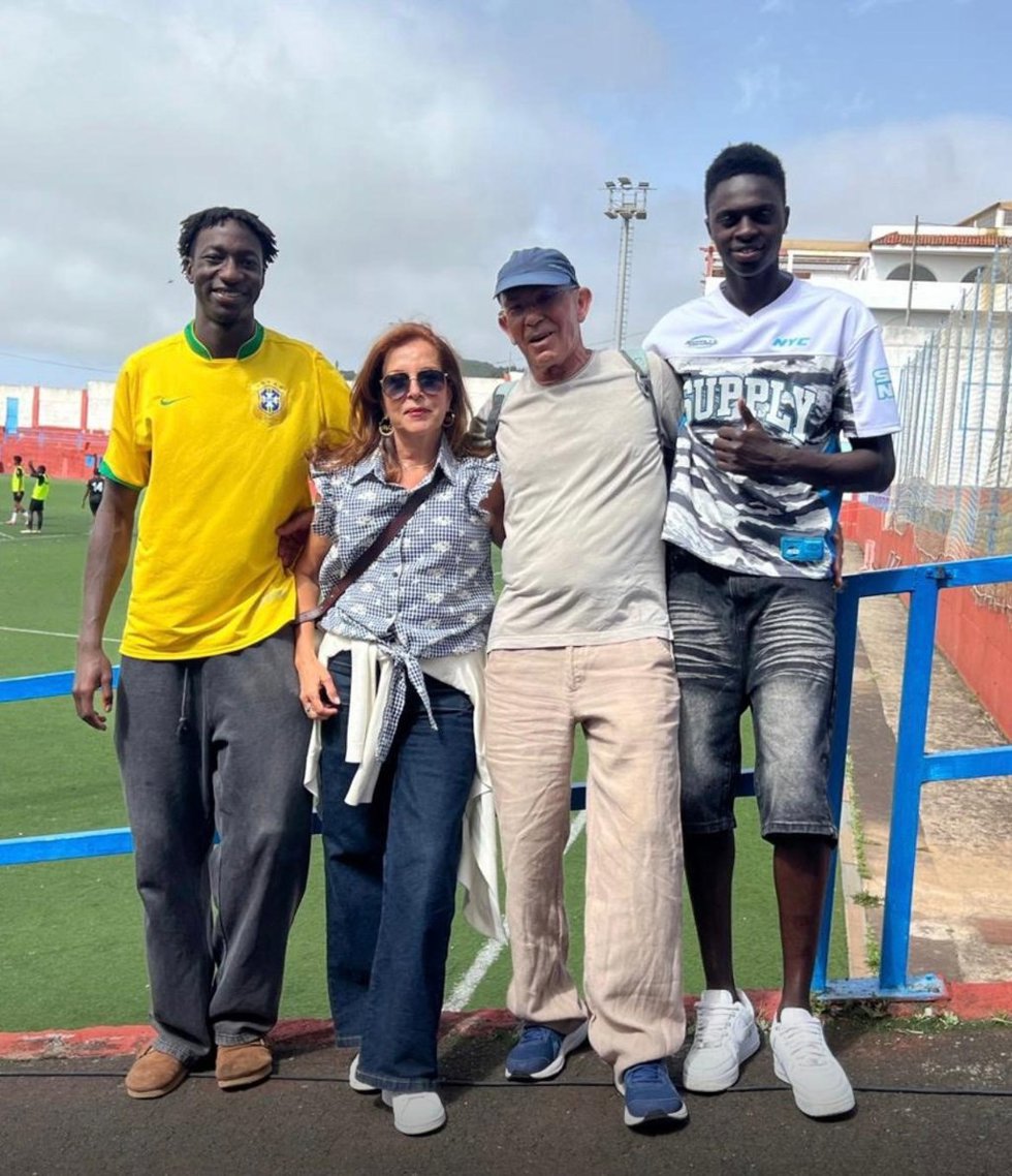 La Diputada del Común, Lola Padrón, con los organizadores de la 'Mini Copa África 2026'