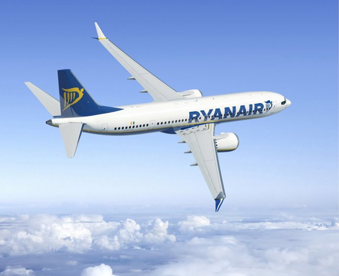 Archivo - Avión de Ryanair