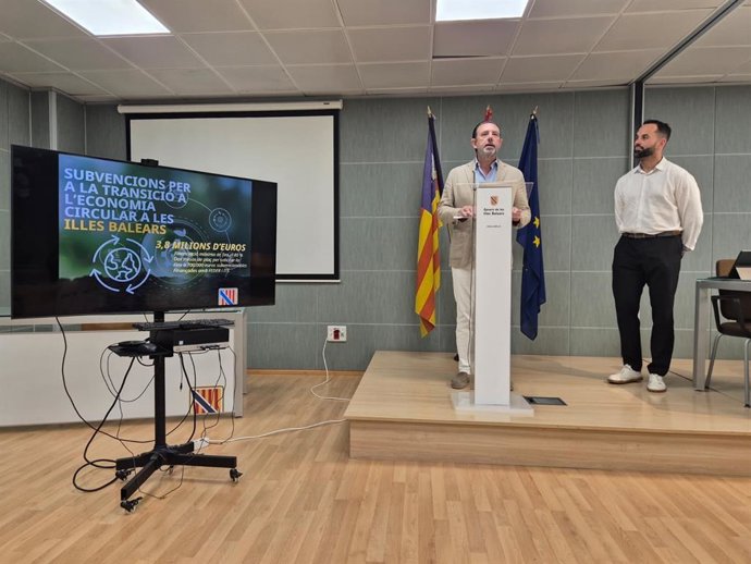 El conseller Alejandro Sáenz de San Pedro y el director general Diego Viu.