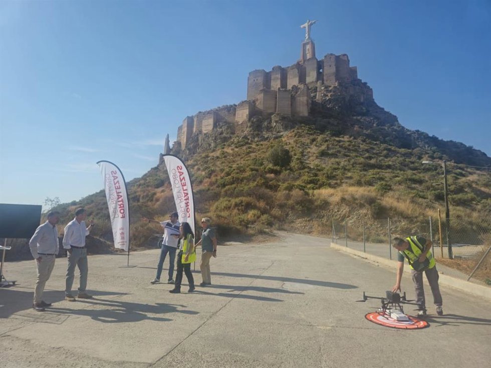 El concejal de Pedanías y Vertebración Territorial, Marco Antonio Fernández, informa de los resultados del estudio geofísico mediante georradar que se está realizando en el entorno del Castillo de Monteagudo