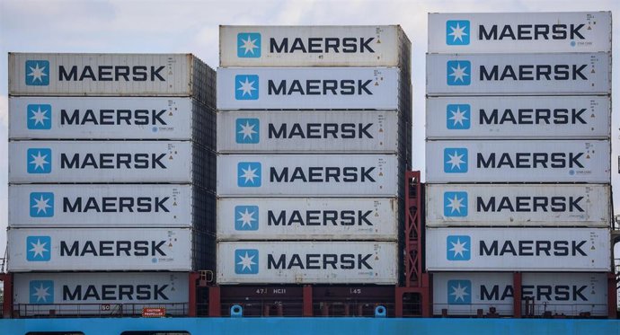 Archivo - FILED - 23 August 2023, Lower Saxony, Stade: Containers from the Maersk shipping company are on board a freighter on the Elbe. The Elbe is Germany's busiest river for ocean-going vessels.  Danish logistics firm AP Moller-Maersk A/S  reported on 