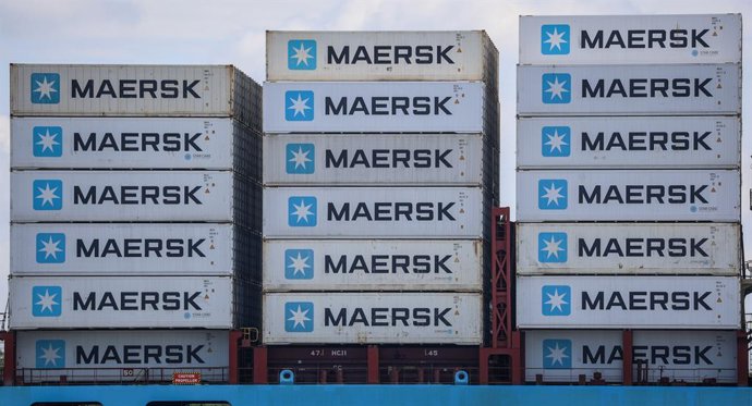 Archivo - FILED - 23 August 2023, Lower Saxony, Stade: Containers from the Maersk shipping company are on board a freighter on the Elbe. The Elbe is Germany's busiest river for ocean-going vessels.  Danish logistics firm AP Moller-Maersk A/S  reported on 