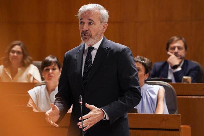 El presidente del Gobierno de Aragón, Jorge Azcón, interviene en el pleno de las Cortes de Aragón.