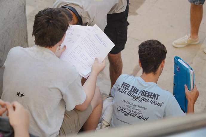 Imatge d'arxiu d'estudiants en la PAU. 