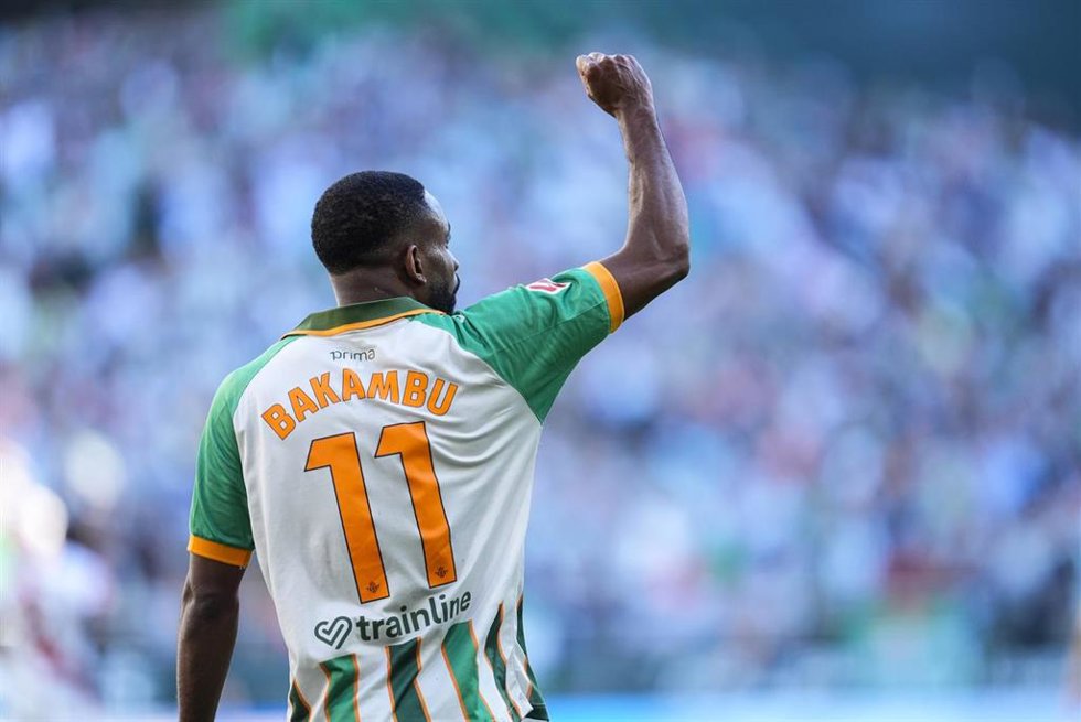 Archivo - El delantero congoleño Cédric Bakambu celebra un gol con el Real Betis.