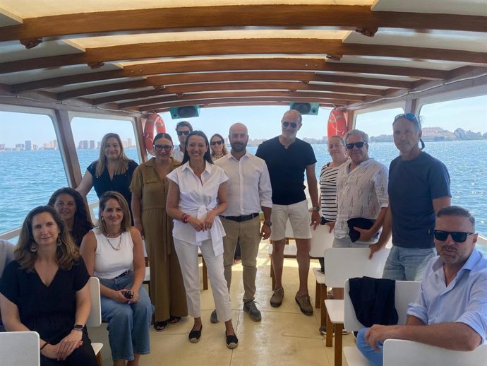 La consejera de Turismo, Cultura y Deportes, Carmen Conesa, realizando un recorrido en barco tras la presentación del motor de reservas y catálogo de experiencias de Turismo Azul