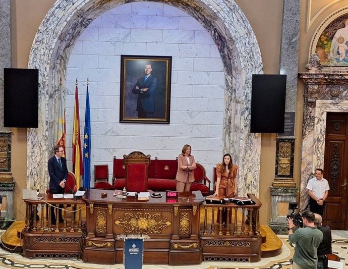 La representant de Compromís Maria Giner Albiach pren possessió. 