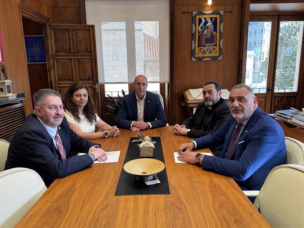 El alcalde de León (C) con los responsables de las cofradías que le han presentado una nueva edición del Museo de Verano de la Semana Santa.