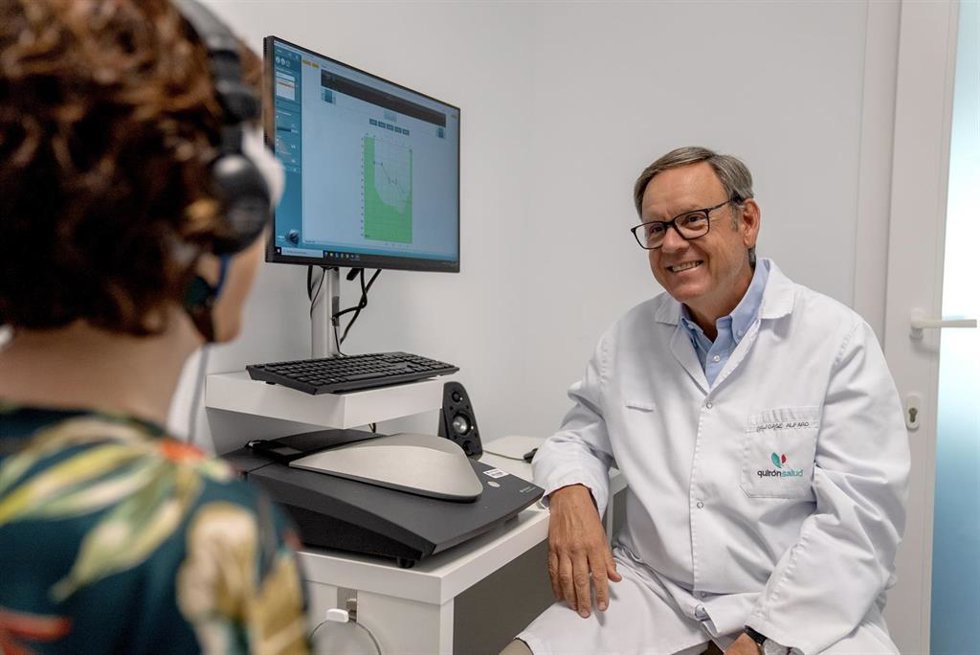 El doctor Jorge Alfaro,  jefe de Otorrinolaringología del Hospital Universitario Quirónsalud Zaragoza, con una paciente.